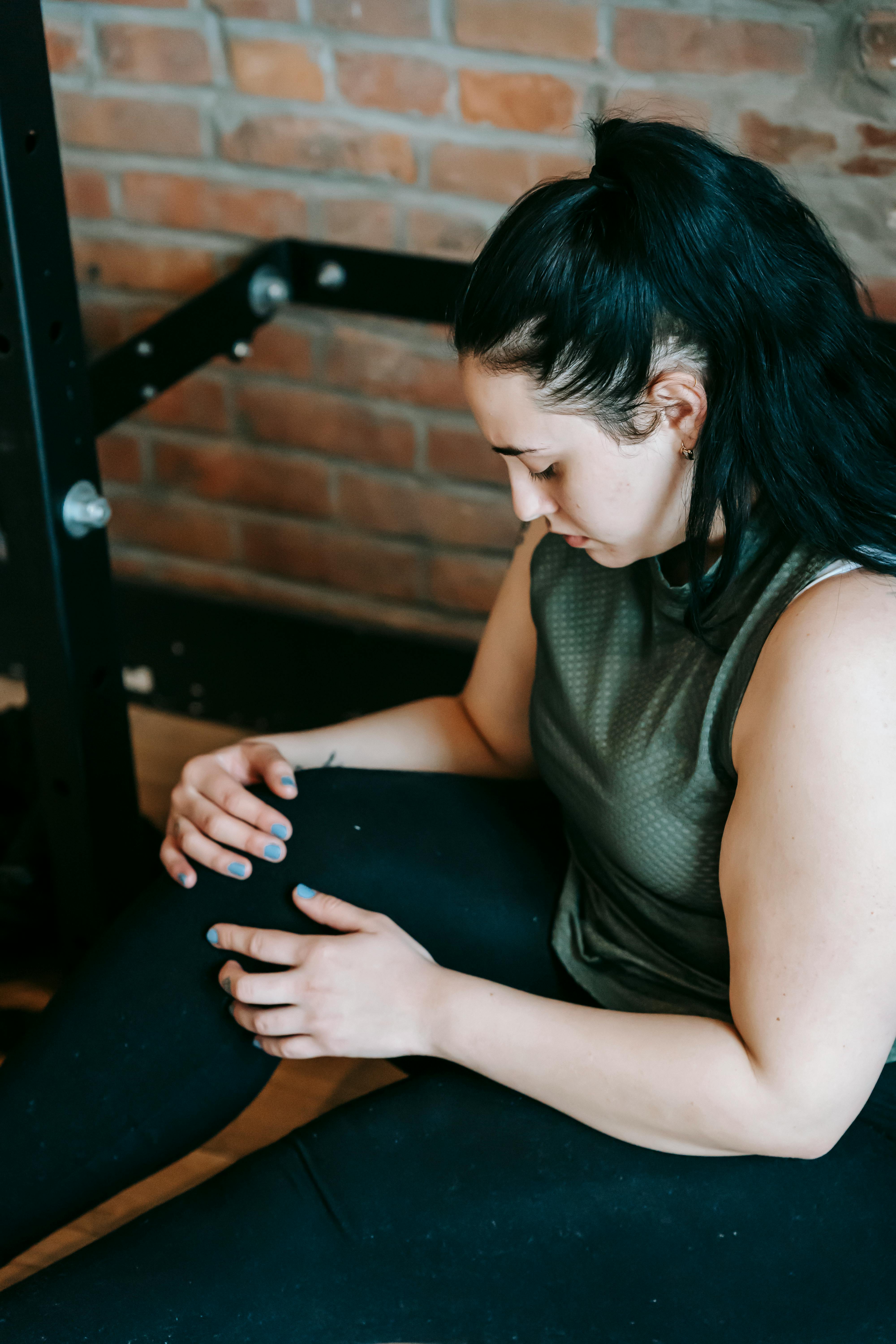 ActiveCare Physical Therapy NYC patient experiencing knee pain before receiving personalized physical therapy treatment for pain relief, mobility, and recovery.
