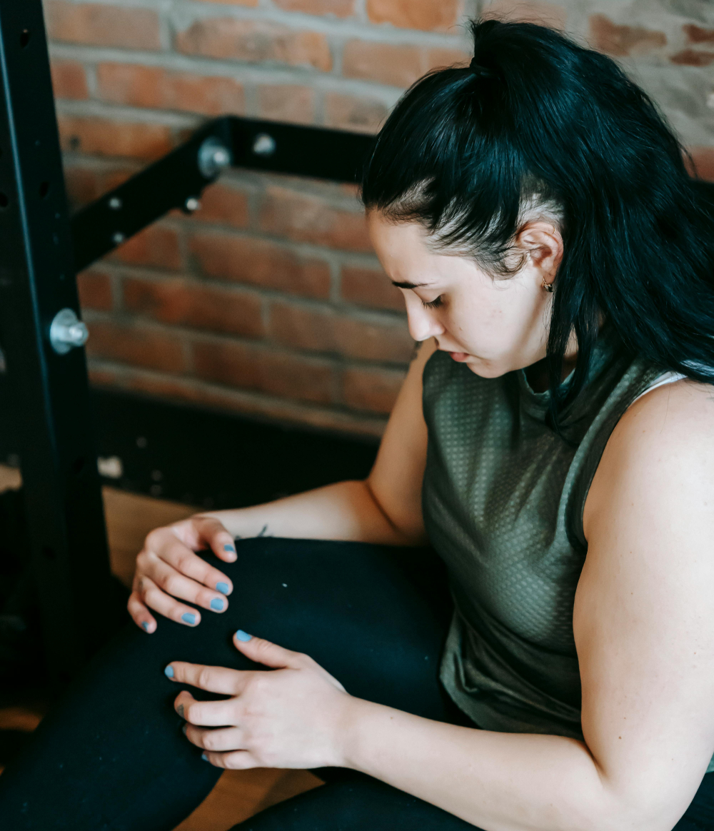 Patient experiencing knee pain before receiving personalized physical therapy, manual therapy, and rehabilitation at ActiveCare Physical Therapy in Midtown Manhattan, New York City.